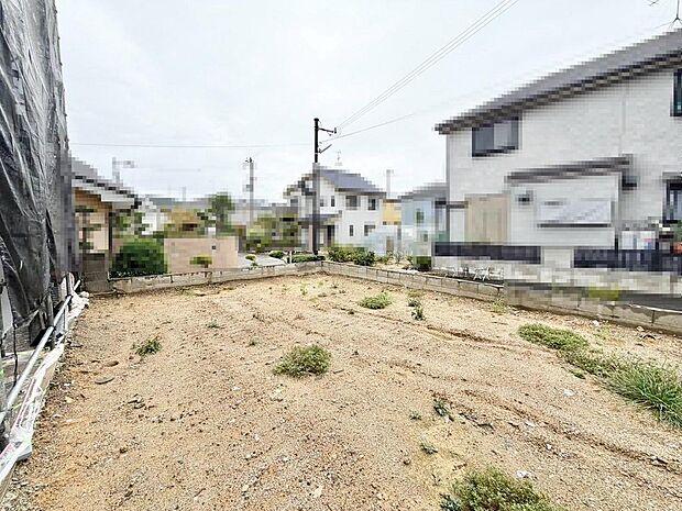【浴室乾燥機付きです】一坪以上の浴室でのびのび一日の疲れを癒して下さいね！浴室に窓が付いているので、換気ができて湿気やカビ防止になりますよ♪