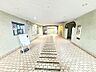 エントランス：現地見学当日から承っております♪現地周辺の環境や、駅までの道のりなど周辺環境も合わせてご確認いただき、ぜひご検討ください！