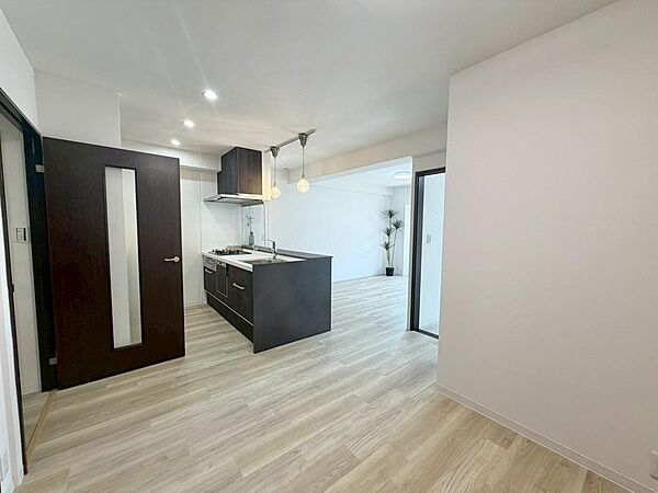 ＬＤＫ約１６．５帖！大きな窓のあるリビングは、陽光あふれる明るい空間です！居心地良く、ご家族皆がゆったり寛げる憩いの空間となりそうです♪