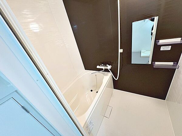 【ユニットバス新調】ゆったりとくつろげる綺麗な浴室ですよ！時間短縮でシャワーだけの方も多いですが、一日の疲れを癒すため湯船に浸かれば心身ともにリラックスできますね♪