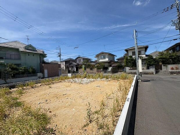 小物の収納力が高い三面鏡の洗面台です！シャワー付きなので、朝の身支度の忙しい時間に重宝しますね♪