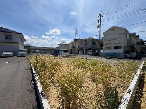 【トイレ２ヶ所有】窓があり、明るく、臭いがこもりませんので、来客用トイレとして清潔に保てます♪温水洗浄便座で快適にお使いいただけます！