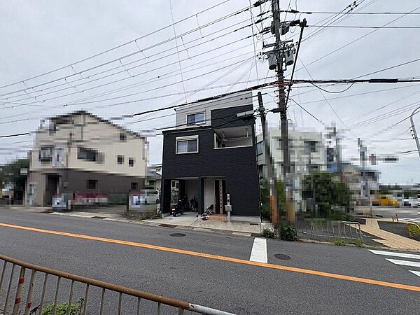 洗面所に窓ございますので、気持ちいい風が入ってきますよ♪