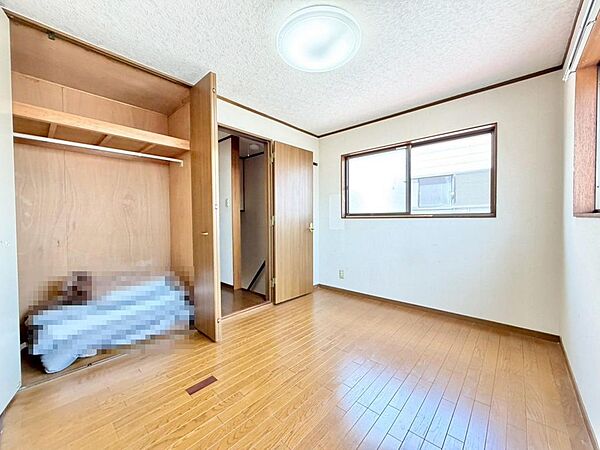 クローゼットにはハンガーパイプが付いているので、洋服も綺麗に収納できますね♪