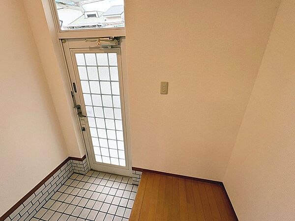広くて明るい玄関ホール 大きなシューズボックスも楽々設置できます！