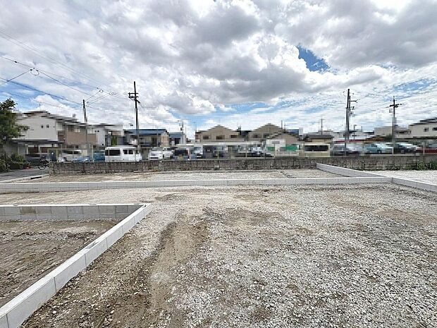 【LDK約18帖】大きな窓のあるリビングは、陽光あふれる明るい空間です♪居心地良く、ご家族皆がゆったり寛げる憩いの空間となりそうです♪