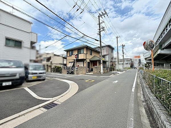玄関にシューズボックスありますよ　玄関周りもスッキリ片付きますね♪