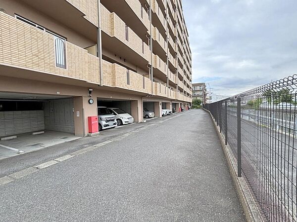 敷地内駐車場ありますよ（月額3000円～5000円）！愛車の置き場所に困りませんね♪