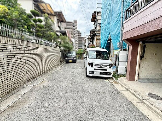 【3口コンロのシステムキッチンです】対面式を採用したキッチンですので、リビングで寛ぐご家族をいつも感じられます!会話を楽しみながら家事ができますね♪