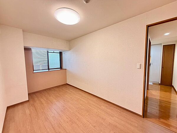 穏やかな光が差し込む室内には、穏やかな時間が流れます。休日には、落ち着いた空間で自分の趣味を楽しむのはいかがですか。