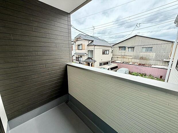 バルコニーは屋根付きで急な雨にも安心です。