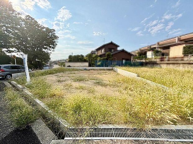 【浴室乾燥機付です！】一坪以上の浴室でのびのび一日の疲れを癒して下さいね！浴室に窓が付いているので、換気ができて湿気やカビ防止になりますよ♪