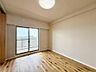洋室：クロス張り替えております！綺麗な壁紙で部屋が明るく見えて気持ちも明るくなりますね！