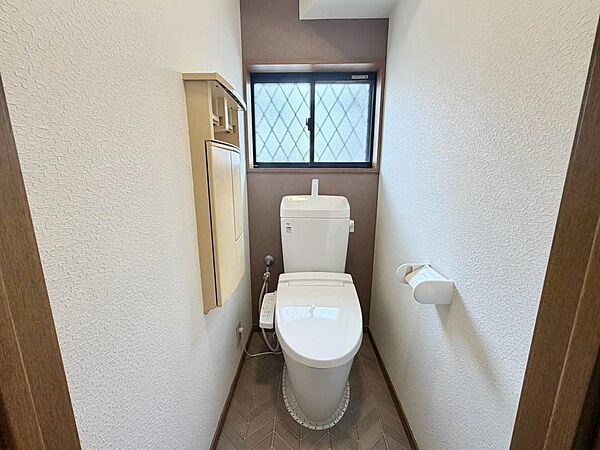 温水便座洗浄便座ですので、寒い日も温かい便座で安心して使用していただけますよ！