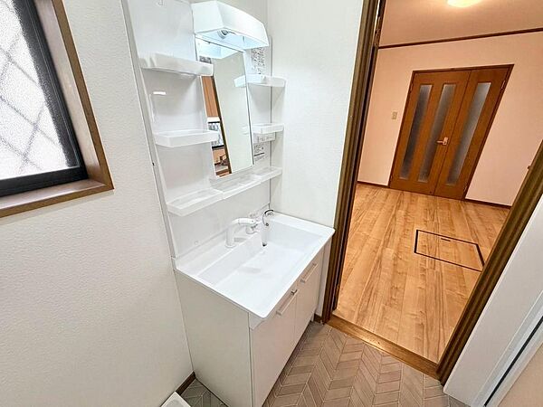 シャワー付きなので、朝の身支度の忙しい時間に重宝しますね♪