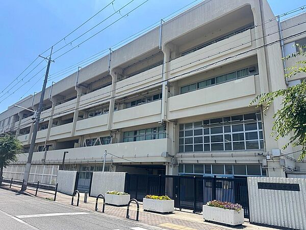 陵西中学校まで徒歩４分