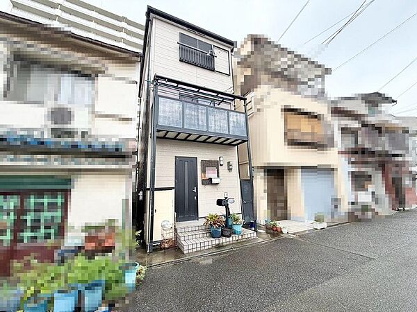 窓には雨戸が備え付けで防災面でもしっかりガード♪