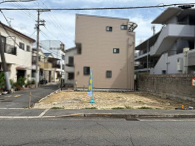 前面道路：西側　約１０．７３ｍ！運転が苦手な方も安心ですね！