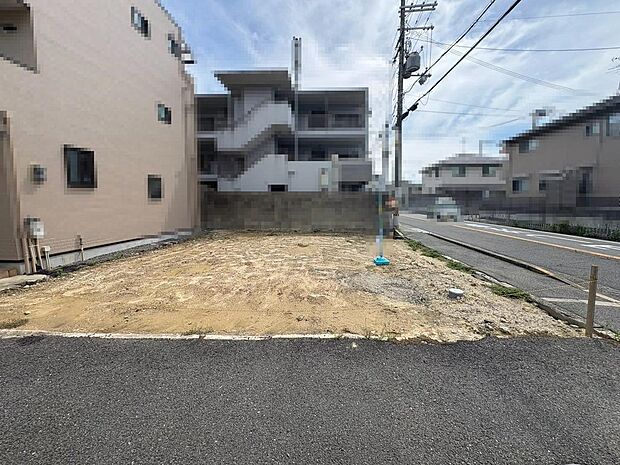 現地見学当日から承っております♪現地周辺の環境や、駅までの道のりなど周辺環境も合わせてご確認いただき、ぜひご検討ください！