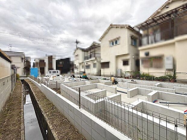 【３口コンロのシステムキッチンです】対面式を採用したキッチンですので、リビングで寛ぐご家族をいつも感じられます！会話を楽しみながら家事ができますね♪
