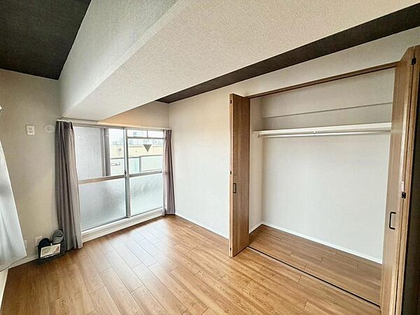 【クローゼット】お部屋を広く利用するために必須なクローゼットが全室付いています♪もちろんお荷物を収納されても良しの勝手の良いクローゼットは嬉しいですね♪