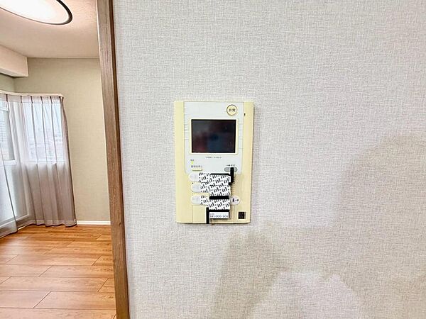 来客を確認できるモニター付きインターホンです♪