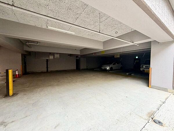 【駐車場】敷地内駐車場（月額：19000円）ございますよ！空き状況確認必要です！詳しくは担当までお問い合わせください！