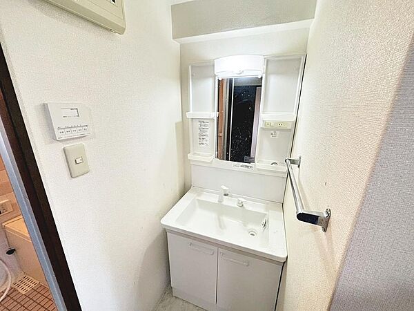 令和元年８月に洗面台新調しております！洗面室へはキッチンからと廊下からの２方向から出入りできるので、家事の効率も上がりますね！