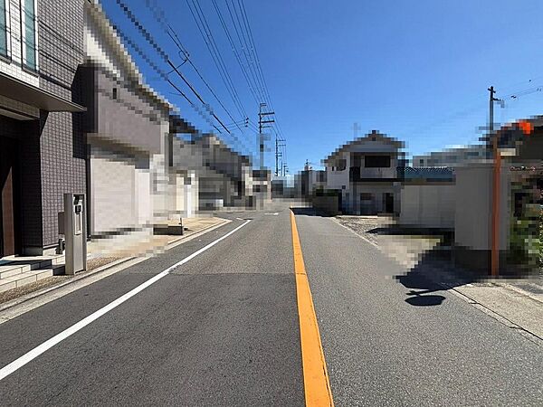 【前面道路】前面道路７ｍ以上で、お子様の通学も安心のロケーションです。