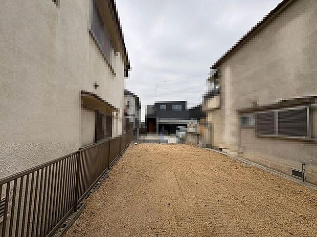 温水洗浄便座ですので、寒い日も温かい便座で安心して使用していただけますよ!トイレ1階と2階の2ヶ所あります♪忙しい朝や家族の多いご家庭も安心ですね!