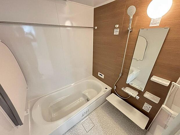 ゆったりとくつろげる綺麗な浴室ですよ!時間短縮でシャワーだけの方も多いですが、一日の疲れを癒すため湯船に浸かれば心身ともにリラックスできますね!