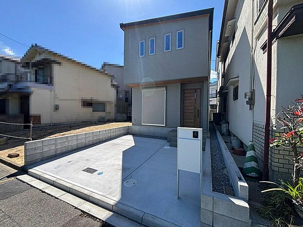 車種によりますが、並列に駐車2台可能です!車の出し入れもスムーズに出来ますね♪