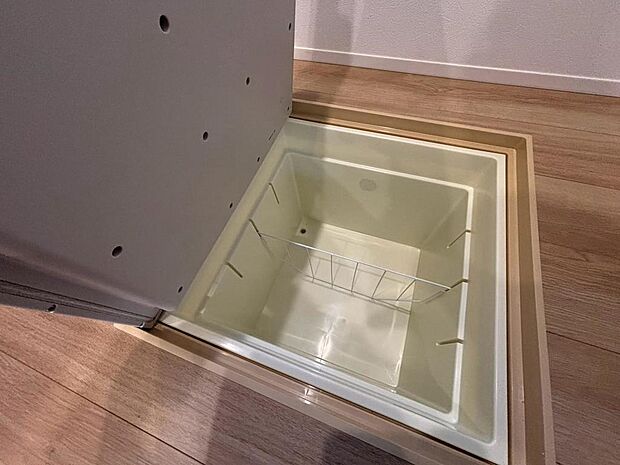 キッチンには床下収納庫付きです。収納が充実ゆとりのあるキッチンです。