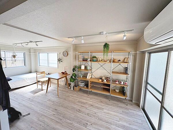 全居室フローリングですよ！お掃除も楽々です。テレワークにも最適の落ち着いた空間です。