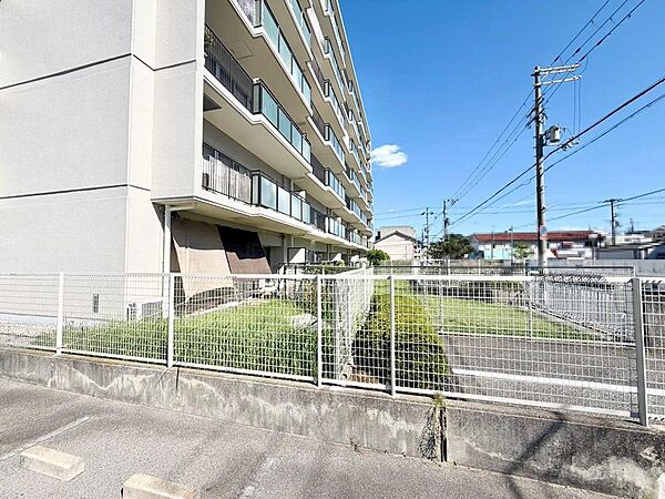 業務スーパーJR堺市駅店まで徒歩３分！サンディ堺市駅前店まで徒歩７分！オークワ堺市駅前店まで徒歩１０分！毎日のお買い物に便利ですね♪その日の特売日などでスーパーを選べますね！