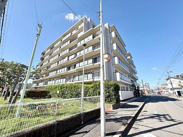 収納スペースもありますよ♪収納場所に困らず綺麗な室内をたもてますね♪