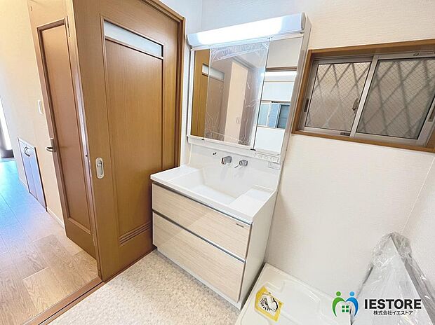 【洗面所】リビングと廊下、２方向から出入り可能です！小物の収納力が高い三面鏡の洗面台です！シャワー付きなので、朝の身支度の忙しい時間に重宝しますね♪