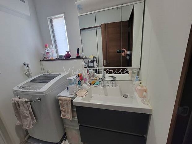 洗面所には嬉しい三面鏡の洗面台♪鏡の裏には歯ブラシや化粧品などがスッキリ収納できて衛生的♪