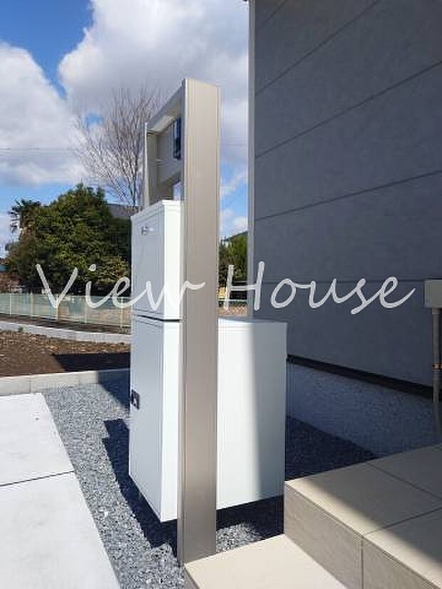 宅配BOXが玄関脇に付いています。よくネットショッピングをする方に便利です♪