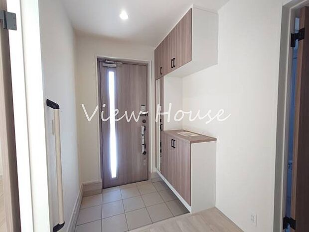 全身鏡付きの下駄箱なのでお出かけ前の身だしなみチェックもできます