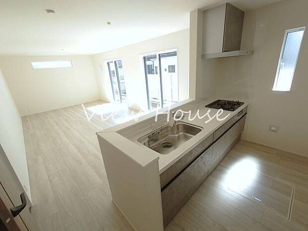 お料理しながらリビングにいる家族とコミュニケーションがとりやすい対面式のキッチン