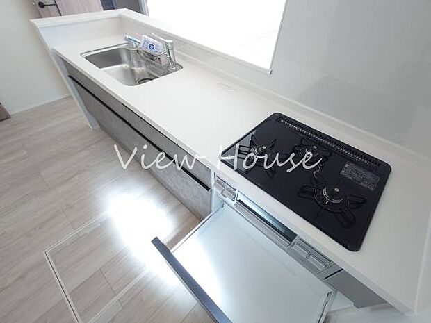 レンジ下やキッチンカウンターの下部は、奥までしっかり使えるスライド収納。