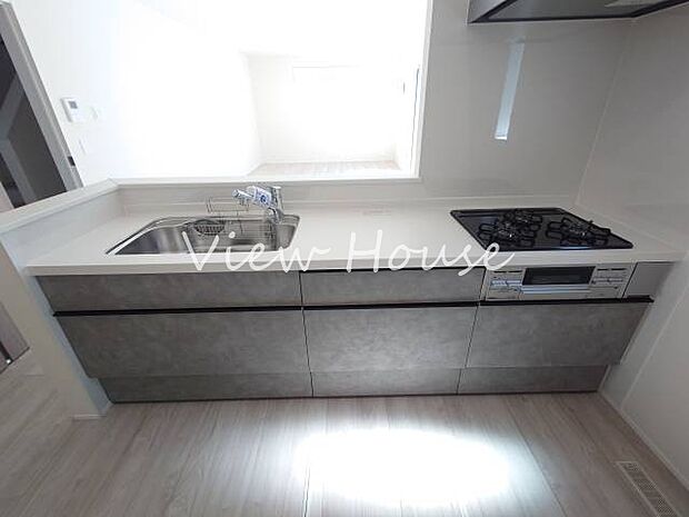 カウンターキッチンからリビングが見渡せるので、お子様の様子を見ながらお料理ができます♪