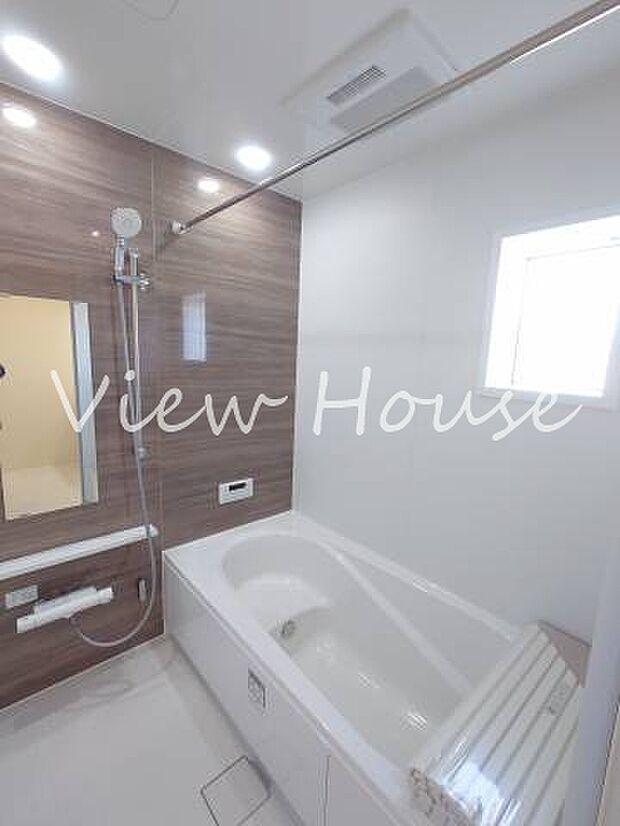 1坪サイズの広々とした浴室♪浴室乾燥機付きで雨の日や外干しできない時期も一年中快適です♪