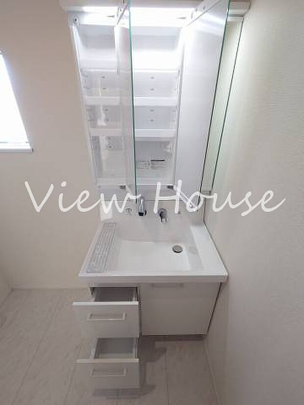 三面鏡裏収納には、化粧品や洗面用具をすっきり整理できます