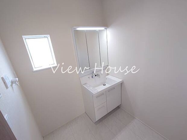 白で統一された爽やかな洗面所