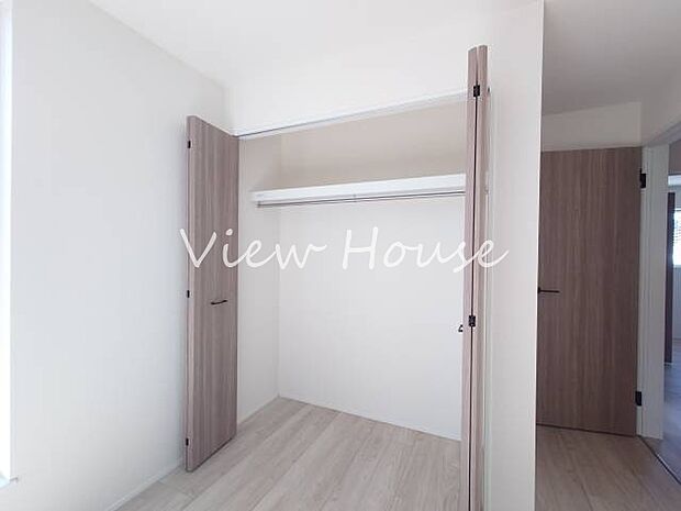 枕棚・ハンガーパイプ付きのクローゼット完備