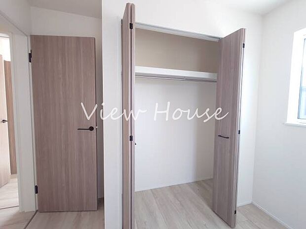 収納内部には棚とパイプが設置されており、衣替え作業もスムーズにできます♪