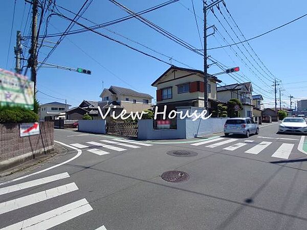 北西角地で開放感のある立地です♪