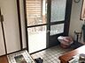 玄関：玄関ポーチ上に屋根があるので雨の日も濡れずに出入りできて便利です。